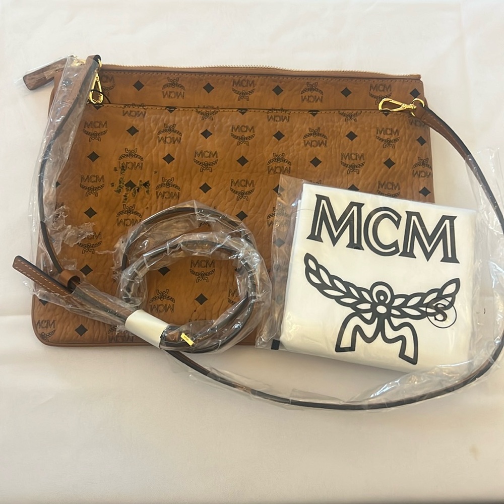 the medium Liz can be reversed to show off the hypnotic Cubic monogram pattern. - Picture 4 of 6